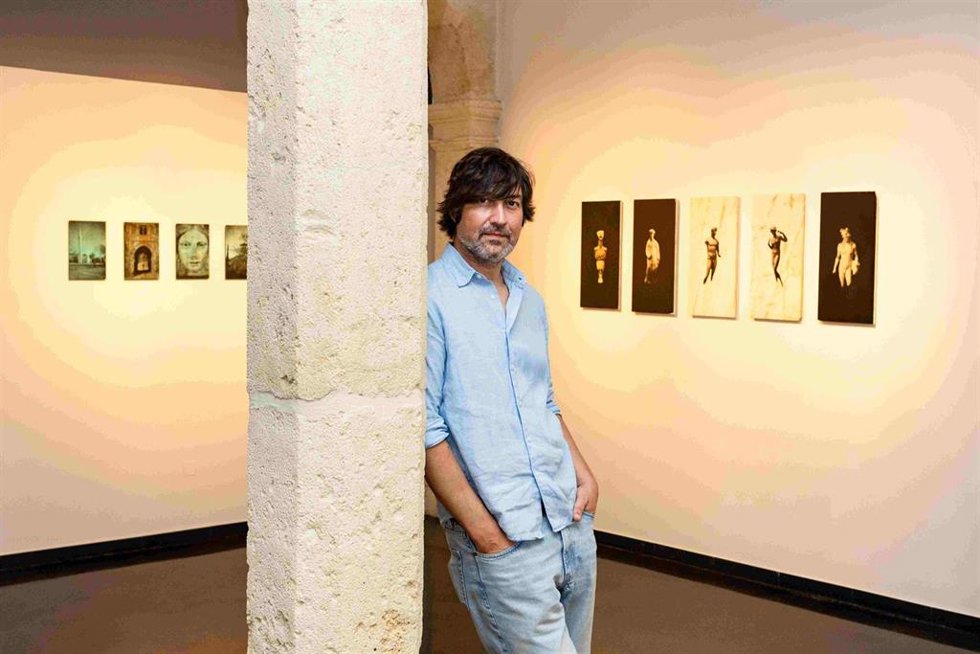El fotógrafo Rafael Trapiello, en la sala Imagina del Centro Andaluz de Fotografía (CAF), junto a varias piezas de la exposición 'Un feliz desorden del tiempo'.