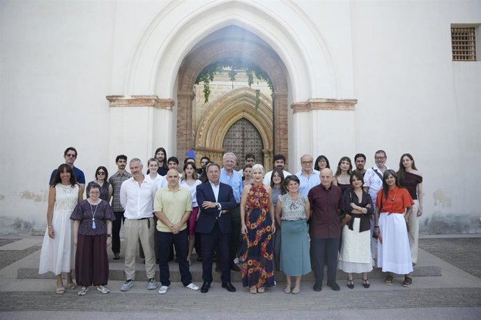 La consejera en funciones de Cultura y Deporte, Patricia del Pozo, preside una foto de familia tras inaugurar la exposición 'La última pintura' tras su presentación en el Centro Andaluz de Arte Contemporáneo de Sevilla.
