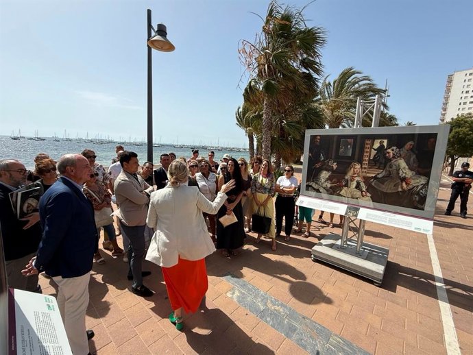 Inauguración de la exposición 'El Prado en las calles' en el paseo marítimo de Santiago de la Ribera