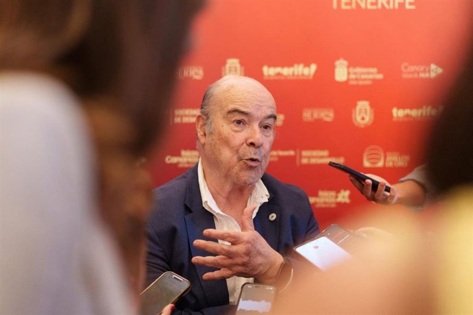 Antonio Resines critiques AI regulation in cinema through Labour and advocates for intellectual property rights.
