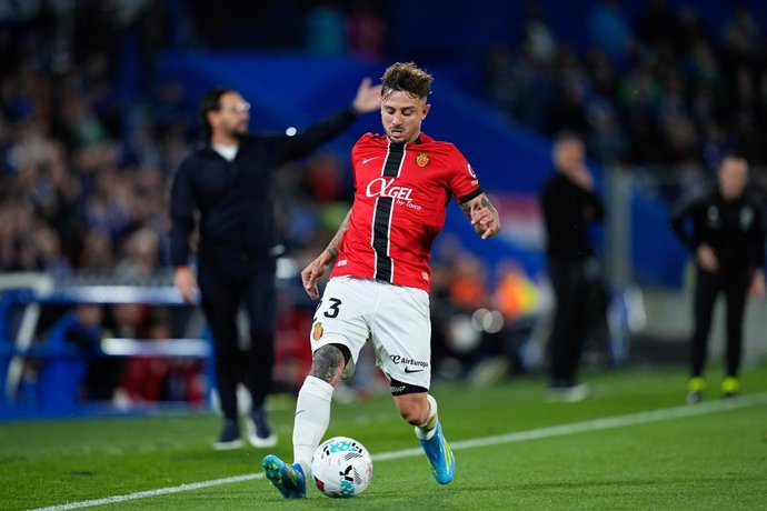 Archivo - Pablo Maffeo of RCD Mallorca controls the ball during the Spanish League, LaLiga EA Sports, football match played between Getafe CF and RCD Mallorca at Coliseum de Getafe stadium on May 13, 2026, in Getafe, Spain.