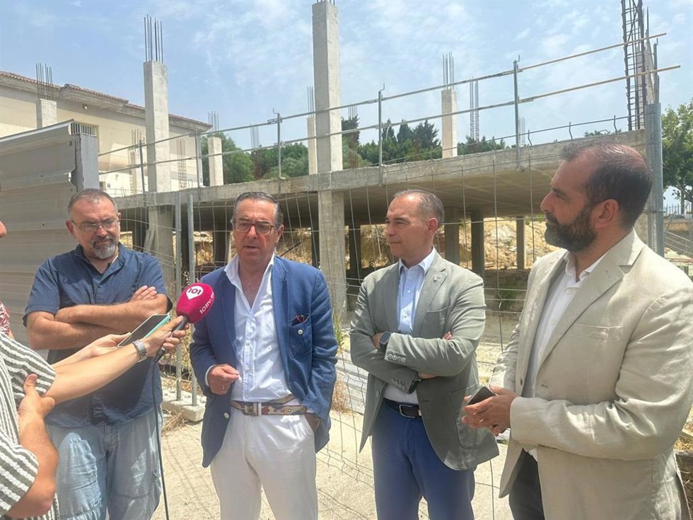 El delegado territorial, Miguel Briones, y el alcalde de Benalmádena, Juan Antonio Lara.