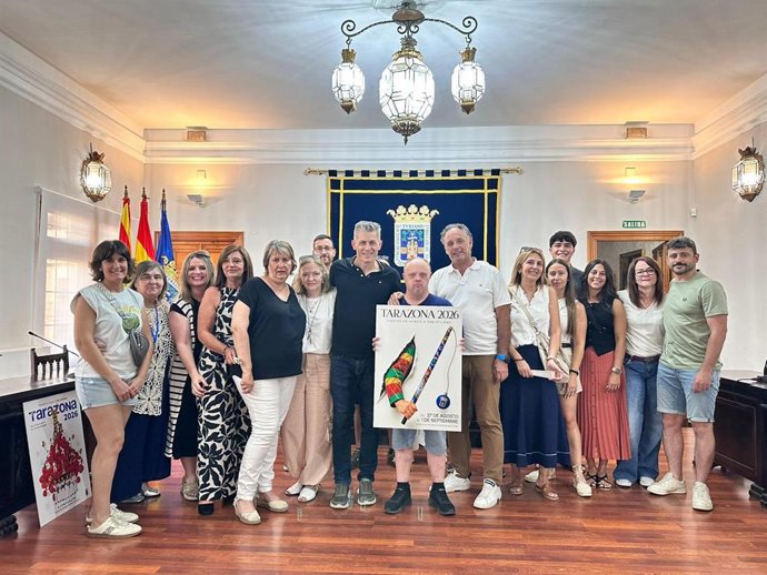 Jurado con el cartel ganador de Tarazona.