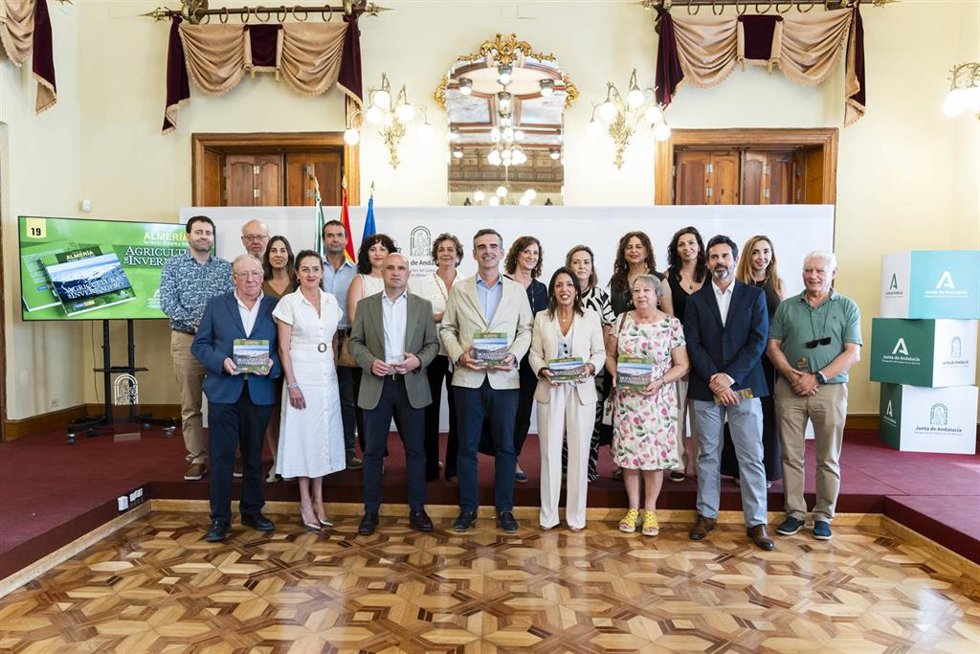 El consejero en funciones de Agricultura, Pesca, Agua y Desarrollo Rural, Ramón Fernández-Pacheco (4i), posa en una foto junto a los participantes en la presentación de la 'Guía de la agricultura de invernadero de Almería'.