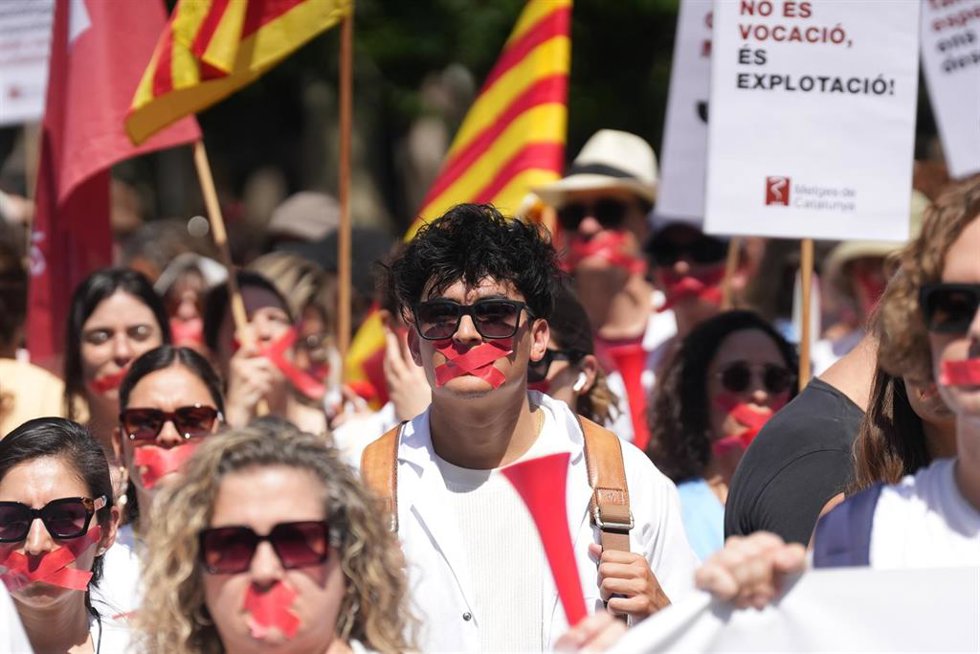 Decenas de personas durante una concentración de facultativos.