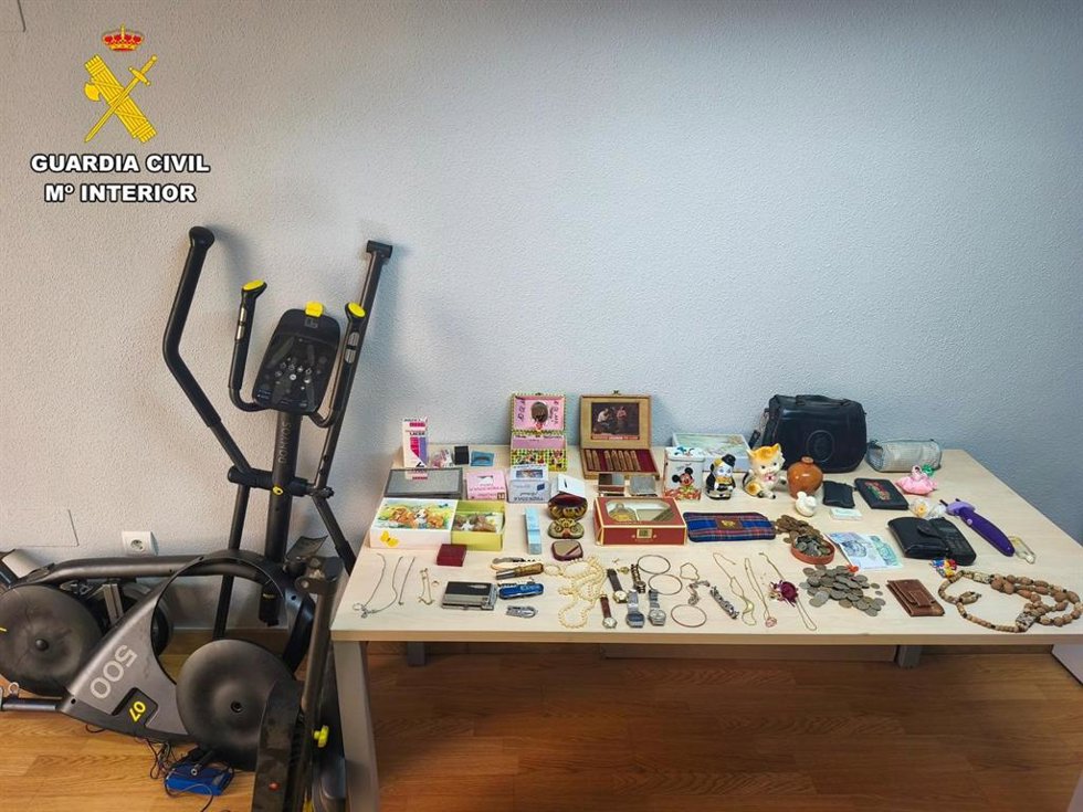 Efectos recuperados que habían sido sustraídos en San Román de la Vega y Sopeña de Carneros (León).