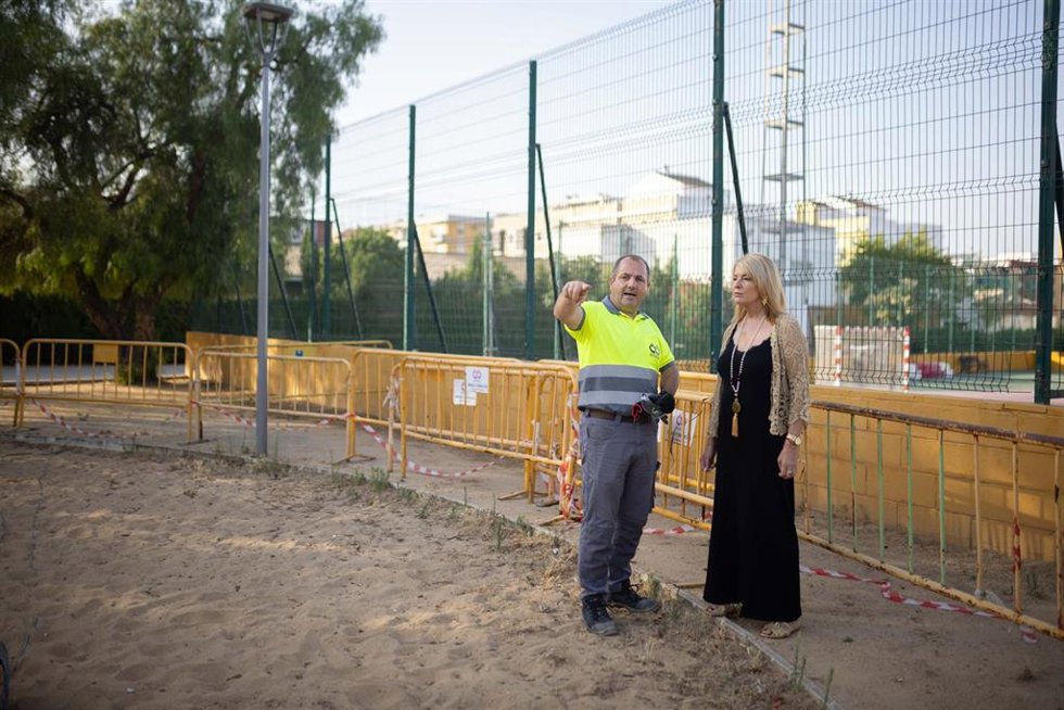 Visita de la alcaldesa de Huelva, Pilar Miranda,  a las obras del Parque Robinson.