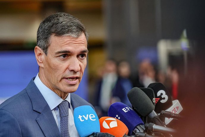 18 de junho de 2026, Bruxelas, Bélgica, União Europeia: PEDRO SANCHEZ, primeiro-ministro da Espanha, sai para cumprimentar a imprensa antes de uma mesa-redonda durante a primeira noite da Cúpula do Conselho Europeu em Bruxelas. Espera-se que a Espanha se 