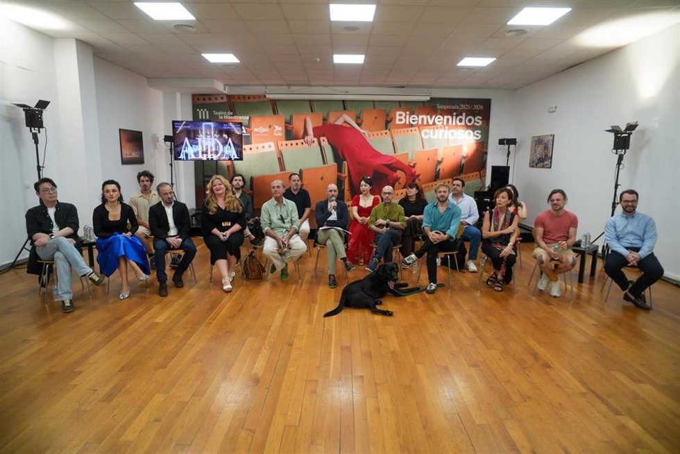 Foto de familia del elenco de la obra 'Aida', de Verdi, tras las presentación de la ópera en el teatro de la Maestranza antes de su puesta en escena