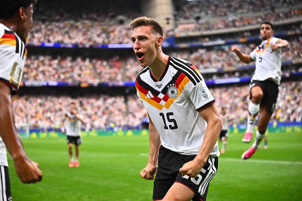 Nico Schlotterbeck celebra uno de los goles de Alemania ante Curazao