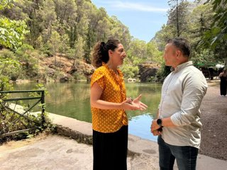 Ana Mata, junto a  Jorge Martínez, presenta la campaña para prevenir ahogamientos.