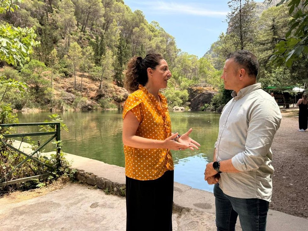 Ana Mata, junto a  Jorge Martínez, presenta la campaña para prevenir ahogamientos.
