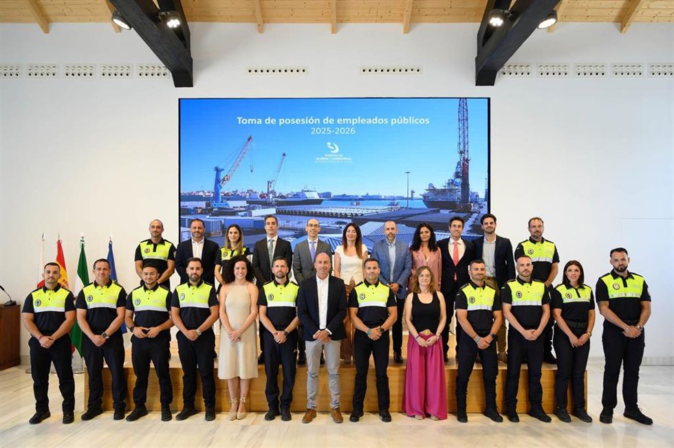 Foto de familia de los nuevos empleados públicos incorporados a la plantilla de la Autoridad Portuaria de Almería.