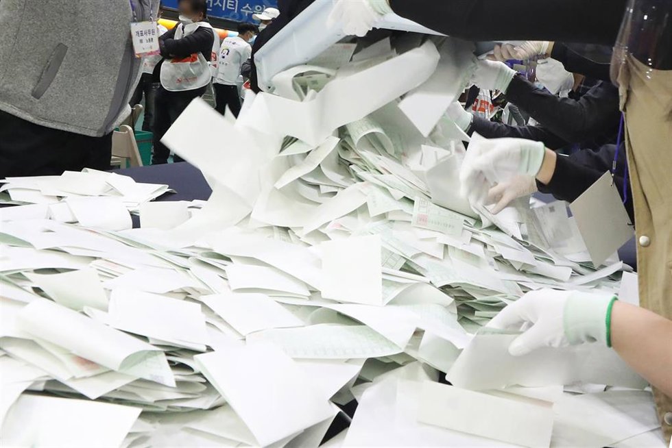 Archivo - Imagen de archivo de papeltas durante unas elecciones en Corea del Sur.