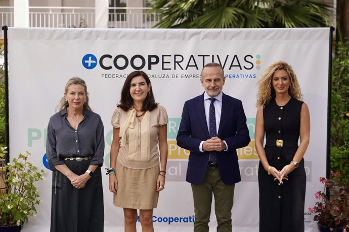 La consejera en funciones de Empleo, Empresa y Trabajo Autónomo, Rocío Blanco (2i), a su llegada para participar en la gala de entrega de la tercera edición de los Premios +COOP Málaga, organizados por Faecta.