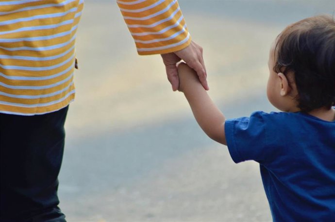 Archivo - Imagen de recurso de un niño caminando.