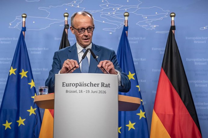 19 de junho de 2026, Bélgica, Bruxelas: O chanceler alemão Friedrich Merz discursa em uma coletiva de imprensa após as deliberações da Cúpula da UE — a reunião dos chefes de Estado e de governo da UE — sobre o orçamento da UE a partir de 2028. Foto: Micha