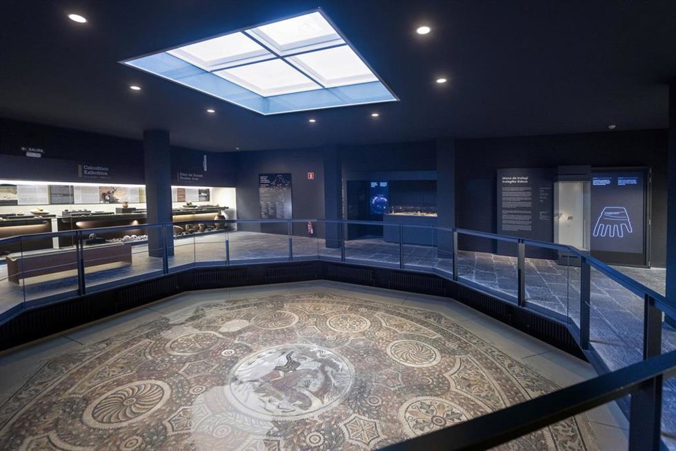 Archivo - Sala de Prehistoria del Museo de Navarra, donde se encuentran los restos del Hombre de Loizu y la Mano de Irulegi.