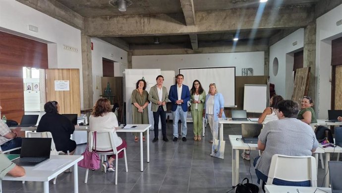 El delegado de Empleo y el alcalde de Barbate dando la bienvenido a los integrantes del curso de Formación de la Junta.