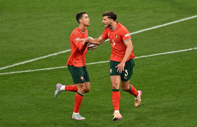 Archivo - Cristiano Ronaldo y Rúben Dias celebran un gol con la selección de Portugal