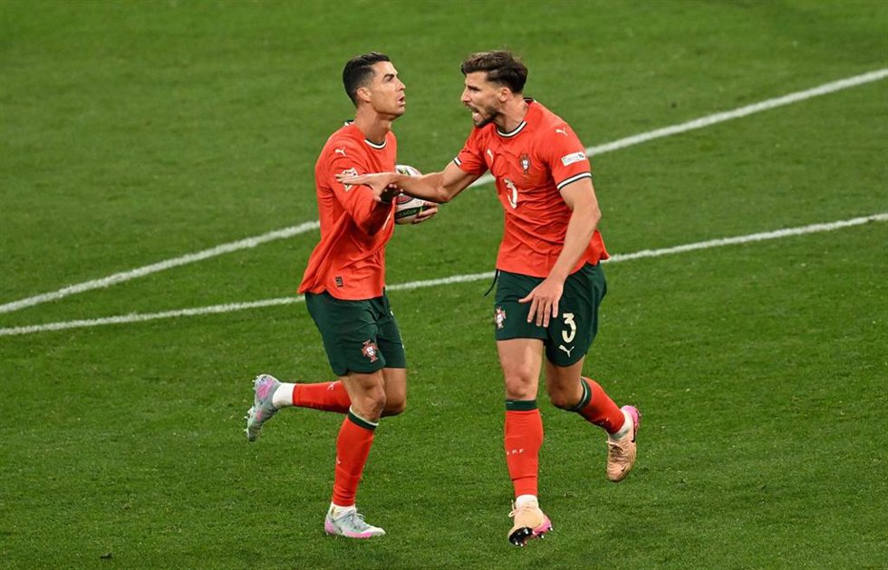 Archivo - Cristiano Ronaldo y Rúben Dias celebran un gol con la selección de Portugal