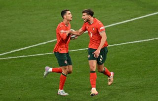 Archivo - 08 June 2025, Bavaria, Munich: Portugal's Cristiano Ronaldo celebrates scoring his side's second goal with teammate Ruben Dias during the UEFA Nations League final soccer match between Portugal and Spain at the Allianz Arena. Photo: Sven Hoppe/d