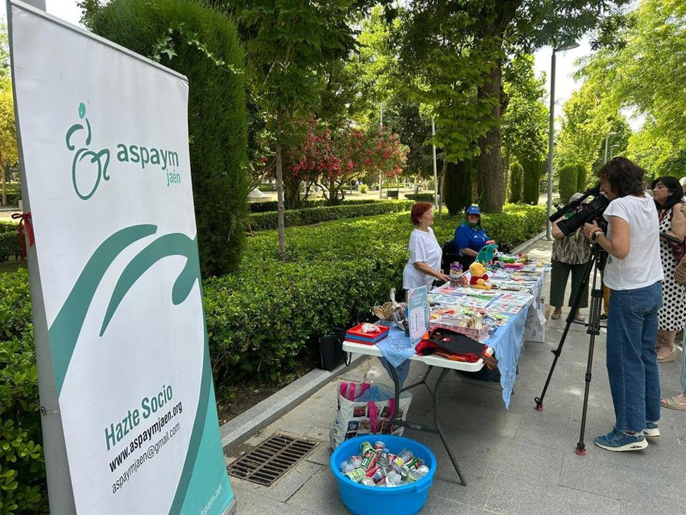 Mercadillo solidario de Aspaym Jaén.