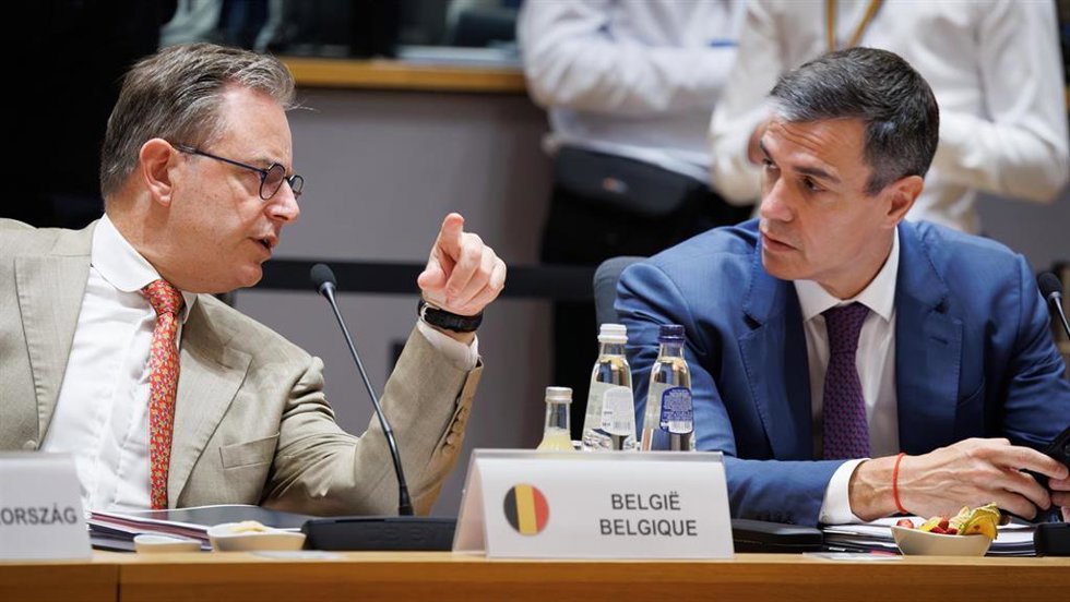  El primer ministro de Bélgica, Bart De Wever y el presidente del Gobierno, Pedro Sanchez, en la cumbre del Consejo Europeo en Bruselas. 