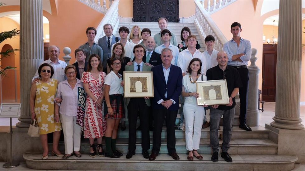 El alcalde de Sevilla, José Luis Sanz, felicita a Pedro Abad Jiménez y a Ana Alonso Parejo, los alumnos sevillanos con las mejores calificaciones de la PAU.