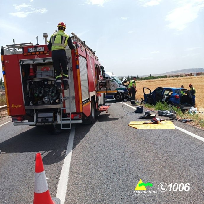 Los equipos de bomberos en el lugar del accidente.