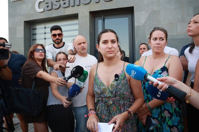 La alcaldesa de Gerena (Sevilla), María Tenorio, en una atención a medios tras el hallazgo de dos cadáveres en el interior de una vivienda