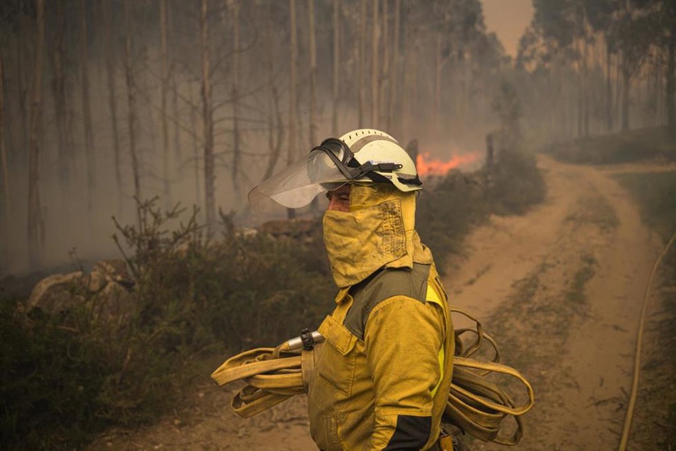 Archivo - Bomberos trabajan en la extinción del incendio forestal en el monte Galleiro, a 6 de abril de 2026, en Ribadetea, Ponteareas, Pontevedra, Galicia (España).