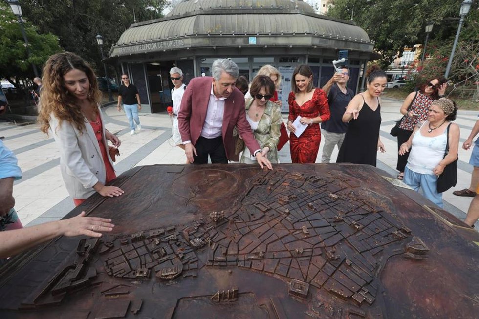 Repesentantes municipales de Cádiz y de la ONCE con la nueva maqueta de Cádiz accesible.