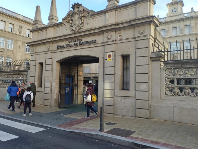 Archivo - Puerta principal del Colegio Nuestra Señora de Lourdes. 