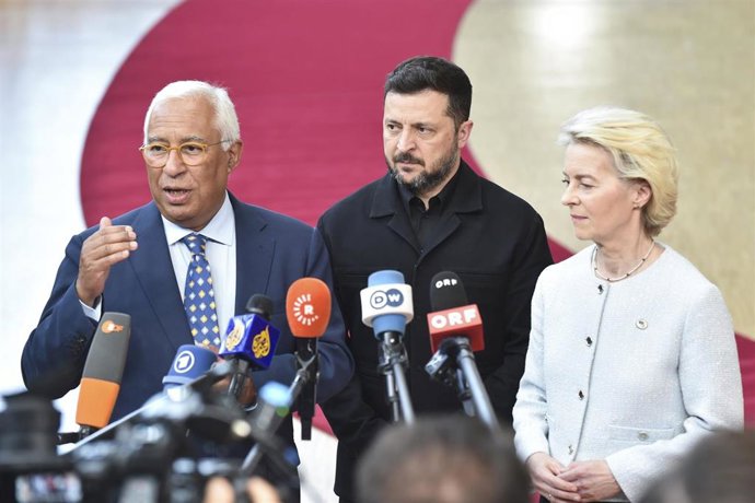 El presidente del Consejo Europeo, António Costa, el presidente de Ucrania, Volodimir Zelenski, y la presidenta de la Comisión Europea, Ursula von der Leyen