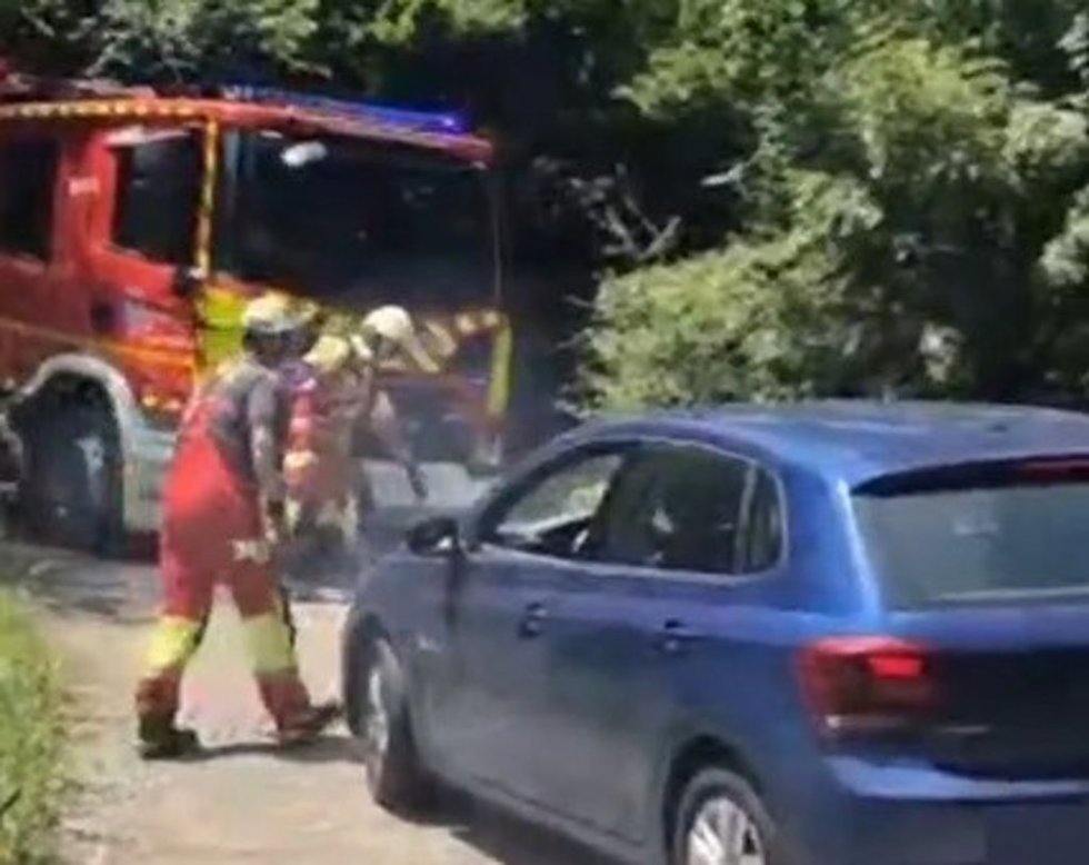 Remolcado un coche embachado en una cuneta que presentaba riesgo de vuelco en Soba