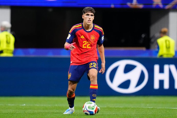 Pau Cubarsi, da Espanha, controla a bola durante a partida do Grupo H da Copa do Mundo da FIFA 2026 entre Espanha e Cabo Verde, no Atlanta Stadium, em 15 de junho de 2026, em Atlanta, nos Estados Unidos.