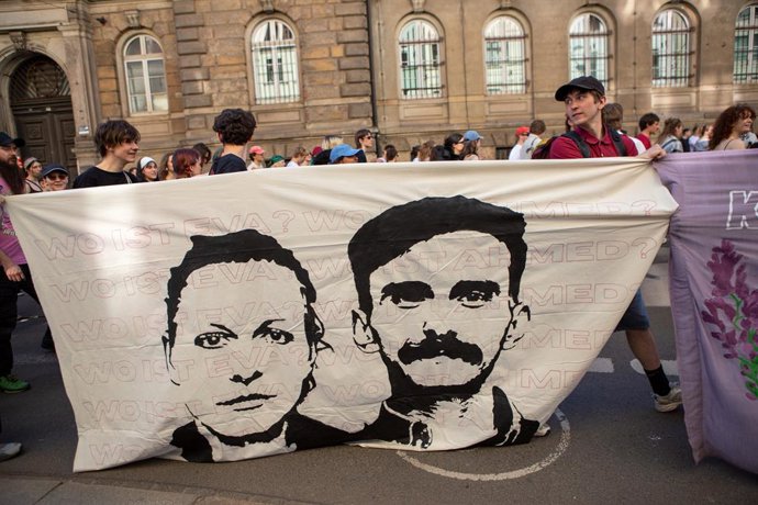 Archivo - Arquivo - 1º de maio de 2026, Leipzig, Saxônia, Alemanha: Manifestantes seguram uma faixa durante os protestos do 1º de maio em Leipzig, em memória da jornalista alemã Eva Maria Michelmann e de Ahmed Polad, ambos jornalistas que desapareceram na