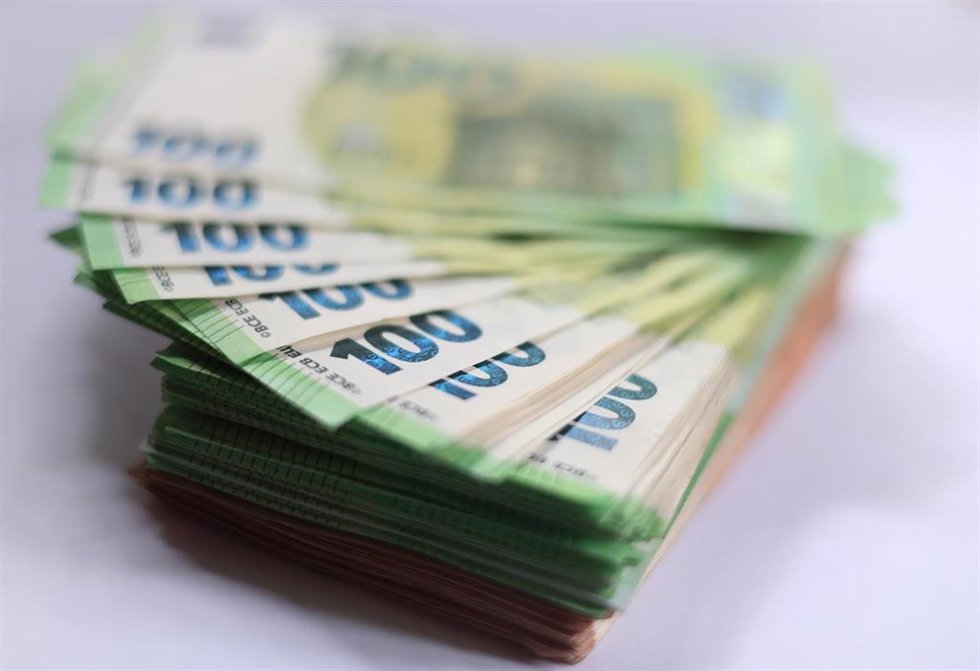 Archivo - Billetes de 100 euros.