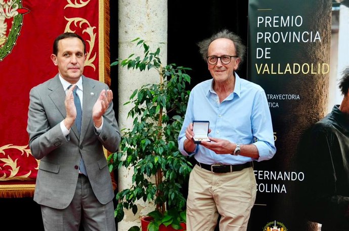 El psiquiatra y escritor Fernando Colina (dcha) junto al presidente de la Diputación de Valladolid, Conrado Íscar.
