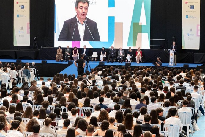 Las universidades gallegas reconocen en Santiago a más de 1.000 estudiantes con las mejores calificaciones en la PAU