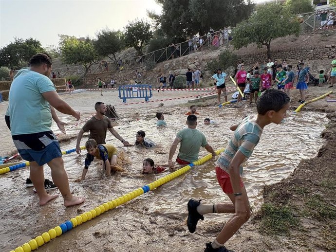 Varios niños y adolescentes participan en el Brutatló Kids.