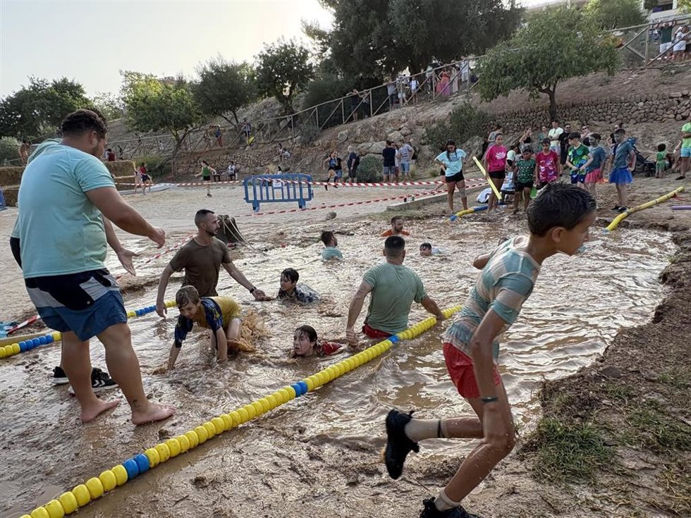 Varios niños y adolescentes participan en el Brutatló Kids.