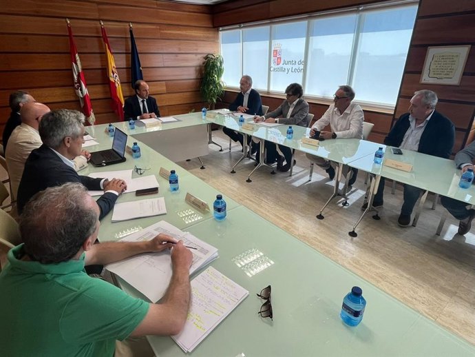 Reunión del consejero de Agricultura, Ganadería, Desarrollo Rural y Política Ambiental, Joaquín Antonio Pino, con representantes de la asociación de empresas de Avicultura.