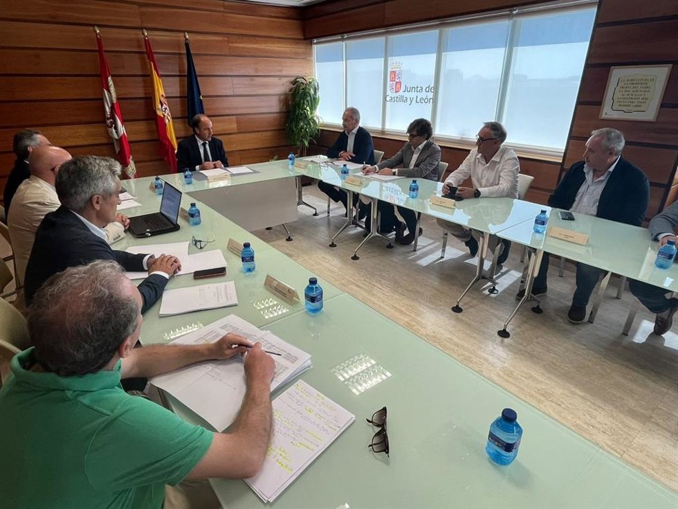 Reunión del consejero de Agricultura, Ganadería, Desarrollo Rural y Política Ambiental, Joaquín Antonio Pino, con representantes de la asociación de empresas de Avicultura.