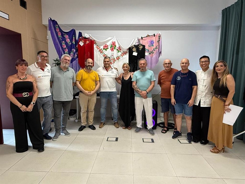 El concejal de Cultura, Educación y Tradiciones, Diego Cruz, en la entrega de los diplomas al alumnado de los cursos organizados por la asociación Eres de Pescadería.