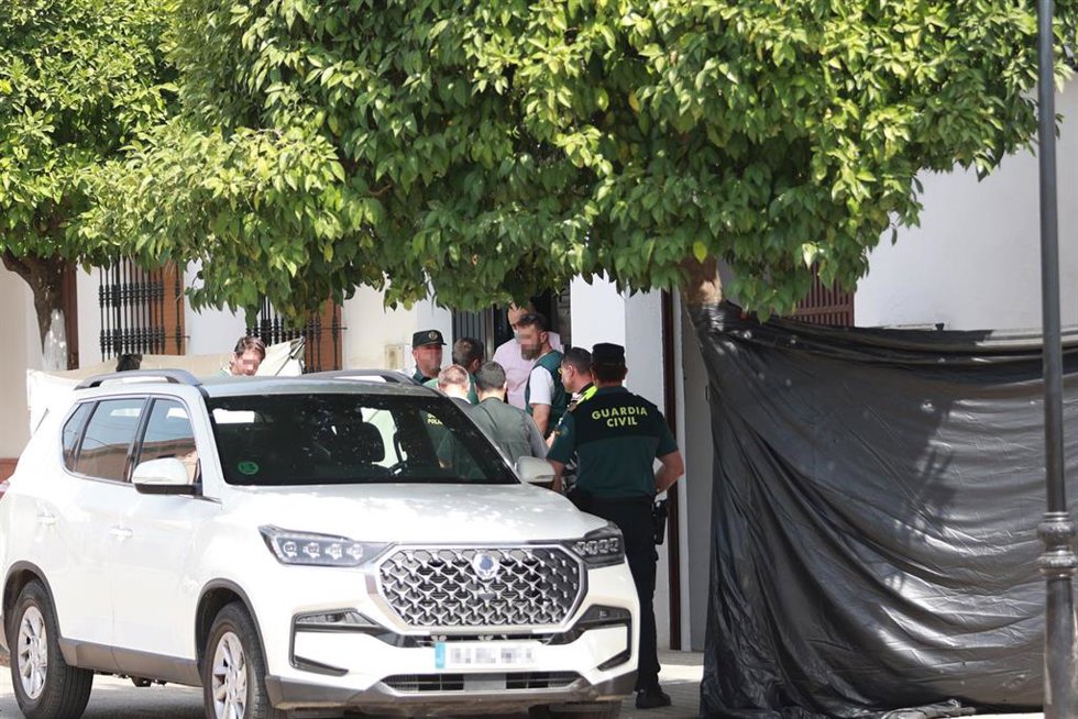 Agentes de la Guardia Civil en el lugar de los hechos donde se han localizado los cuerpos sin vida de dos personas.