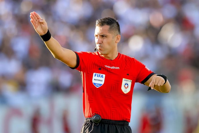 Futbol, Colo Colo vs Universidad de Chile. Fecha 5, Liga de Primera 2026. El arbitro Cristián Garay es fotografiado durante el partido de primera division disputado en el Estadio Monumental David Arellano en Santiago, Chile. 01/03/2026 Pepe
