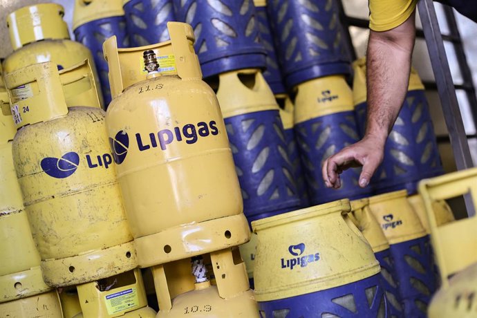 Santiago, 01 de Abril de 2026.  Venta de Gas Licuado en distribuidora LipiVecino en la comuna de Santiago  Gobierno entregara Gas de 15 kilos a familias parte del 80 por ciento más vulnerable   Diego Martin/Aton Chile