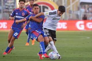 Futbol, Colo Colo vs Universidad de Chile. Fecha 5, Liga de Primera 2026. El jugador de Universidad de Chile Israel Poblete, izquierda, disputa el balon contra Lautaro Pastran de Colo Colo durante el partido de primera division disputado en el estadio